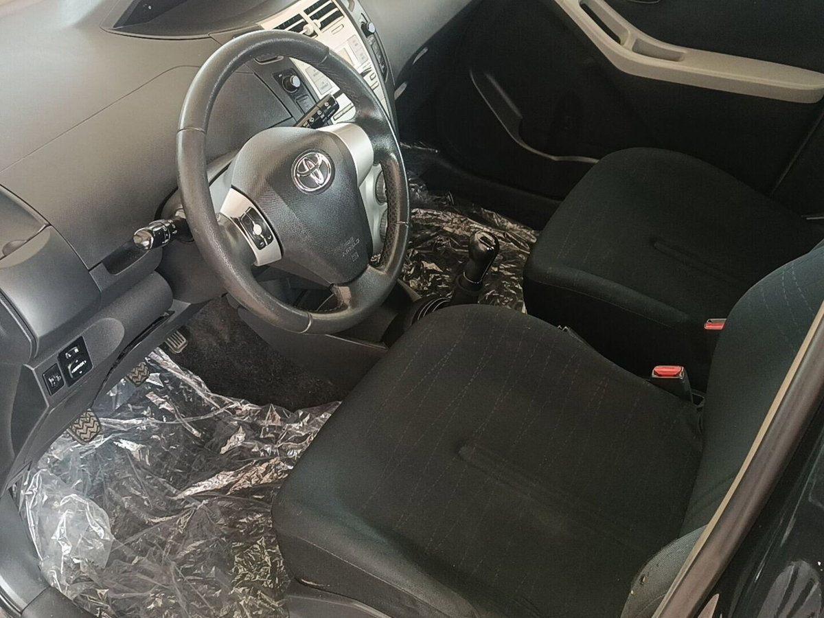Toyota Yaris 1.0 5 porte Sol (4)
