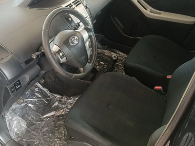 Toyota Yaris 1.0 5 porte Sol (4)