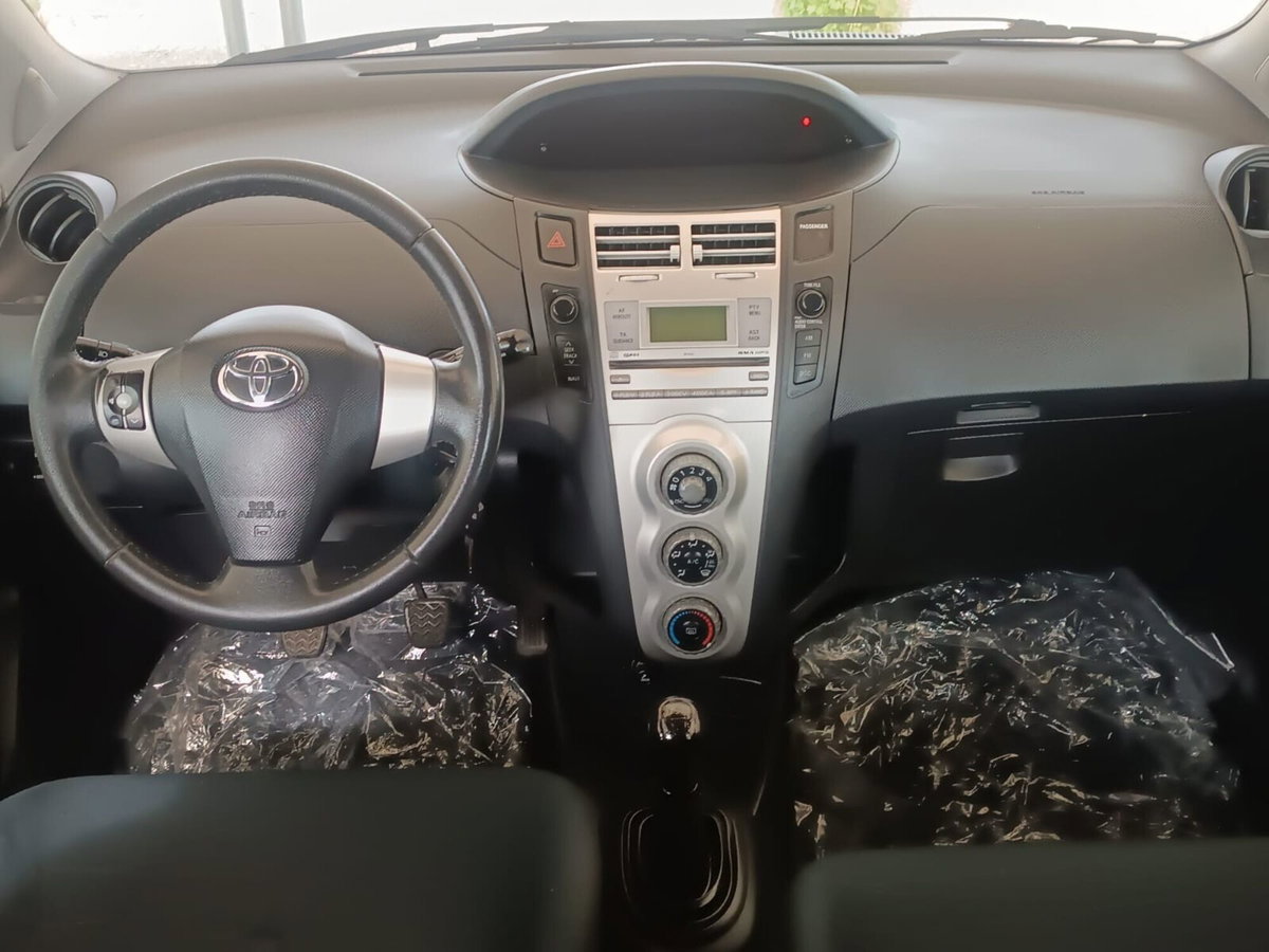 Toyota Yaris 1.0 5 porte Sol (5)