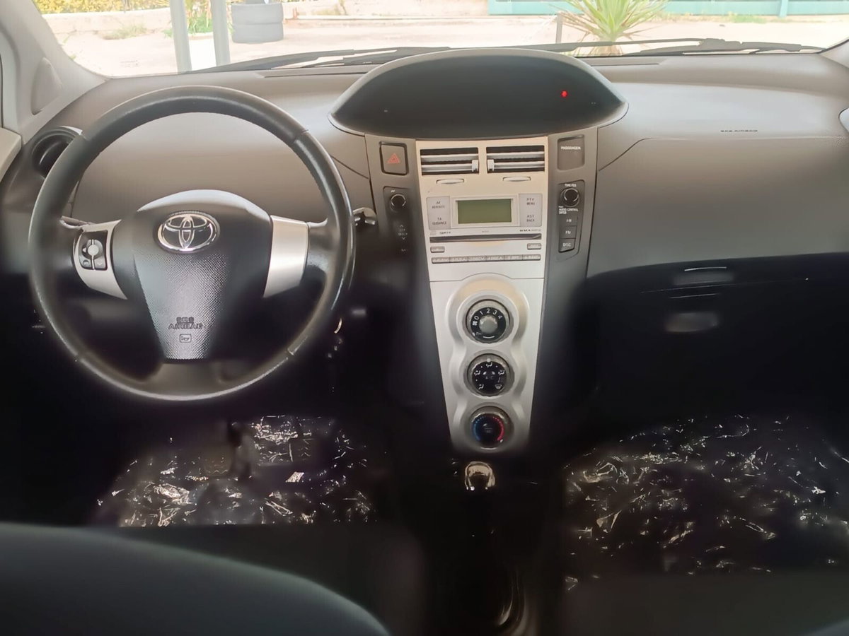 Toyota Yaris 1.0 5 porte Sol (6)
