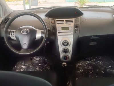 Toyota Yaris 1.0 5 porte Sol (6)