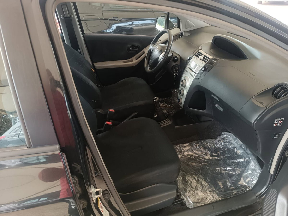 Toyota Yaris 1.0 5 porte Sol (7)