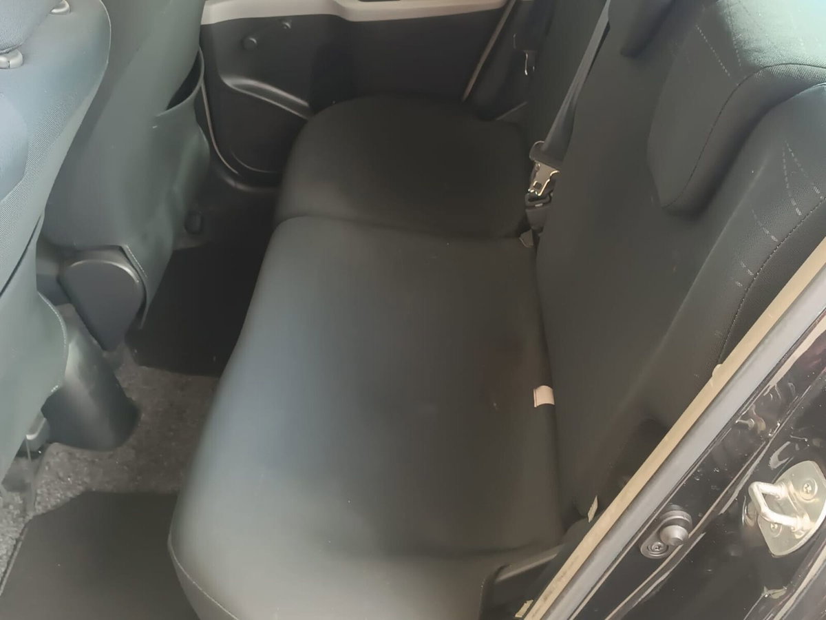Toyota Yaris 1.0 5 porte Sol (8)