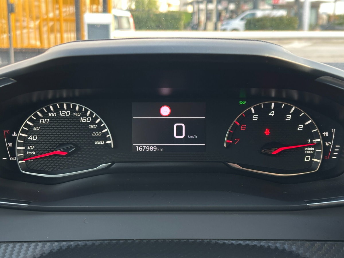 Peugeot 2008 PureTech 100 S&S Active Pack (17)
