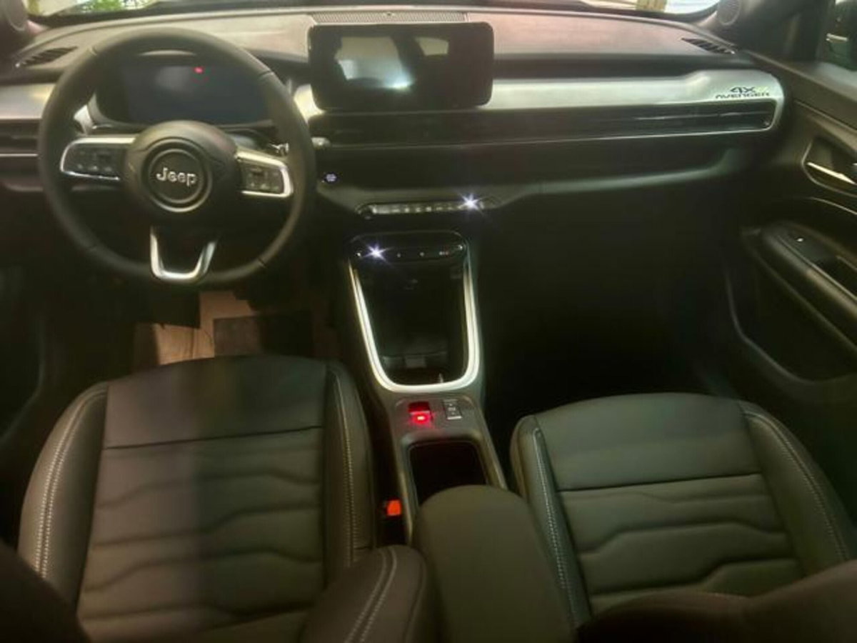 Jeep Avenger 1.2 turbo e-hybrid mhev Overland 4xe 145cv edct6 (6)
