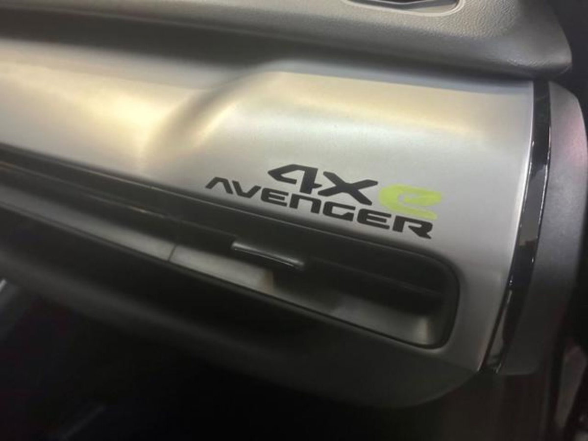 Jeep Avenger 1.2 turbo e-hybrid mhev Overland 4xe 145cv edct6 (9)
