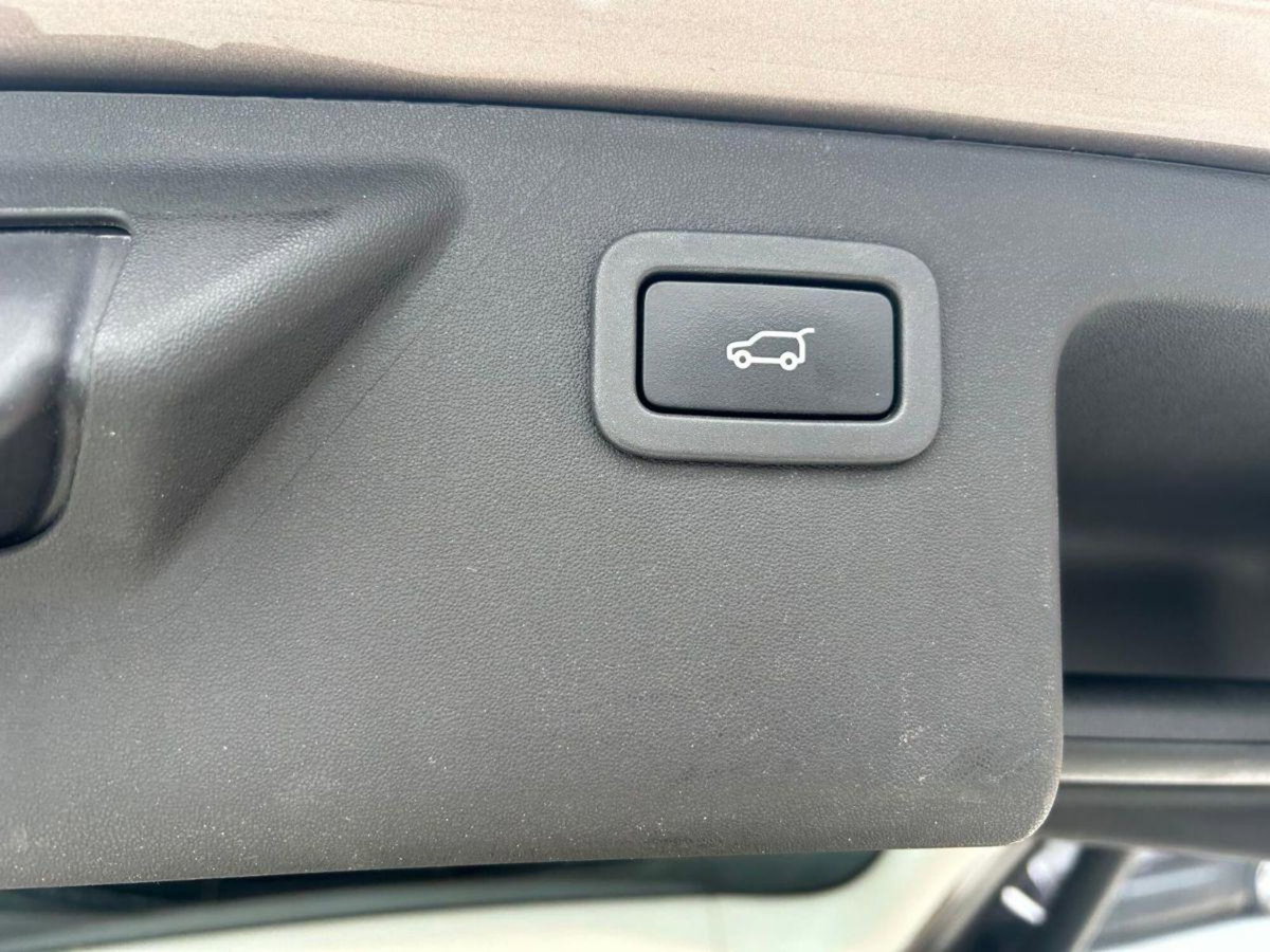 Land Rover Discovery Sport 2.2 TD4 HSE Luxury (17)