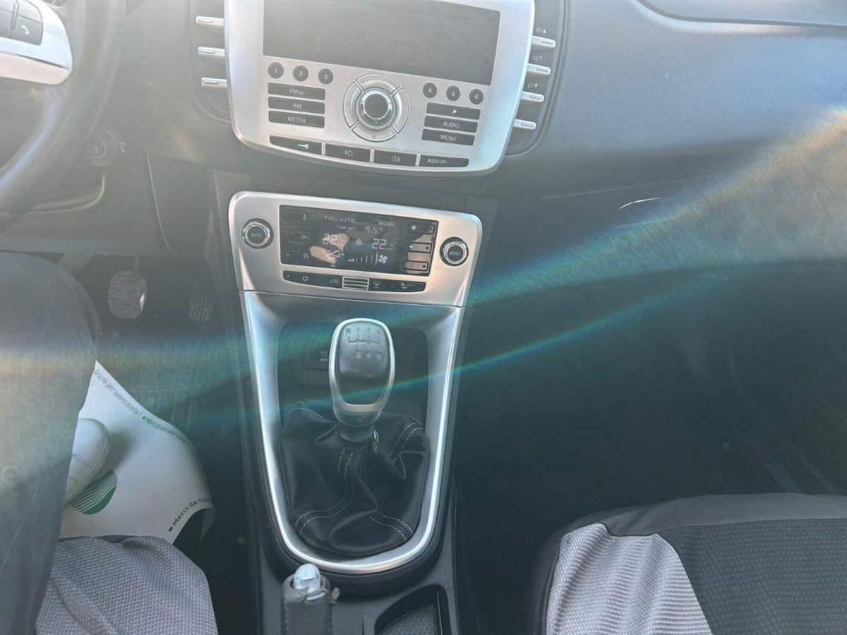 Lancia Delta 1.6 MJT DPF Business (12)