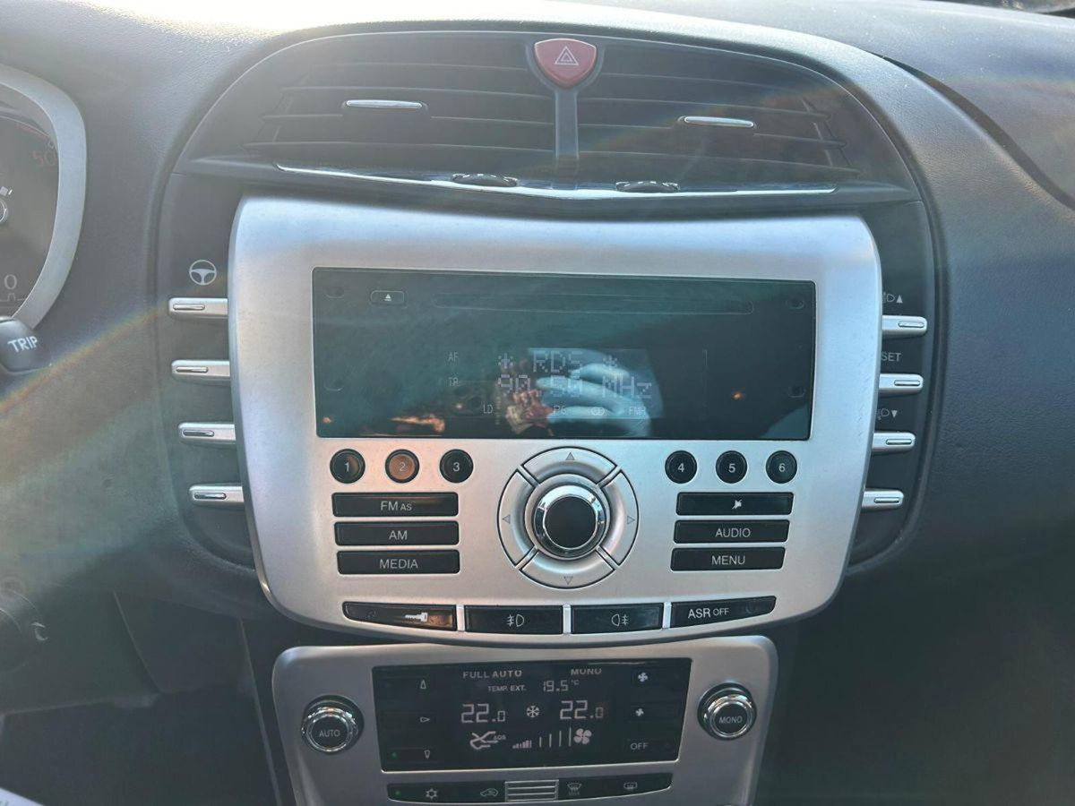 Lancia Delta 1.6 MJT DPF Business (14)