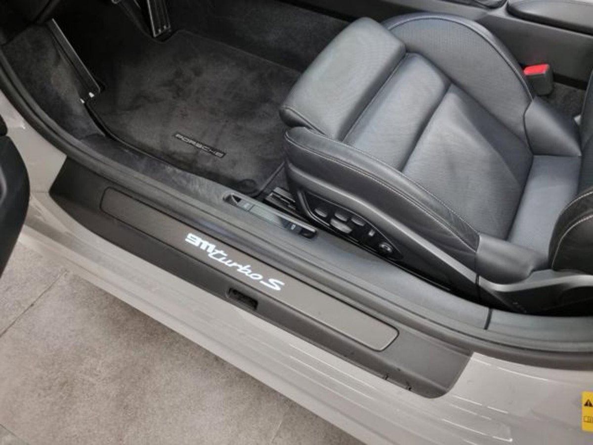 Porsche 911 Cabrio Cabrio 3.7 Turbo S auto (16)