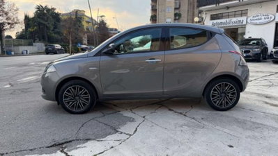 Lancia Ypsilon 1.0 FireFly 5 porte S&S Hybrid Ecochic Silver (4)