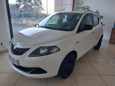 Lancia Ypsilon 1.0 FireFly 5 porte S&S Hybrid Ecochic Silver usata