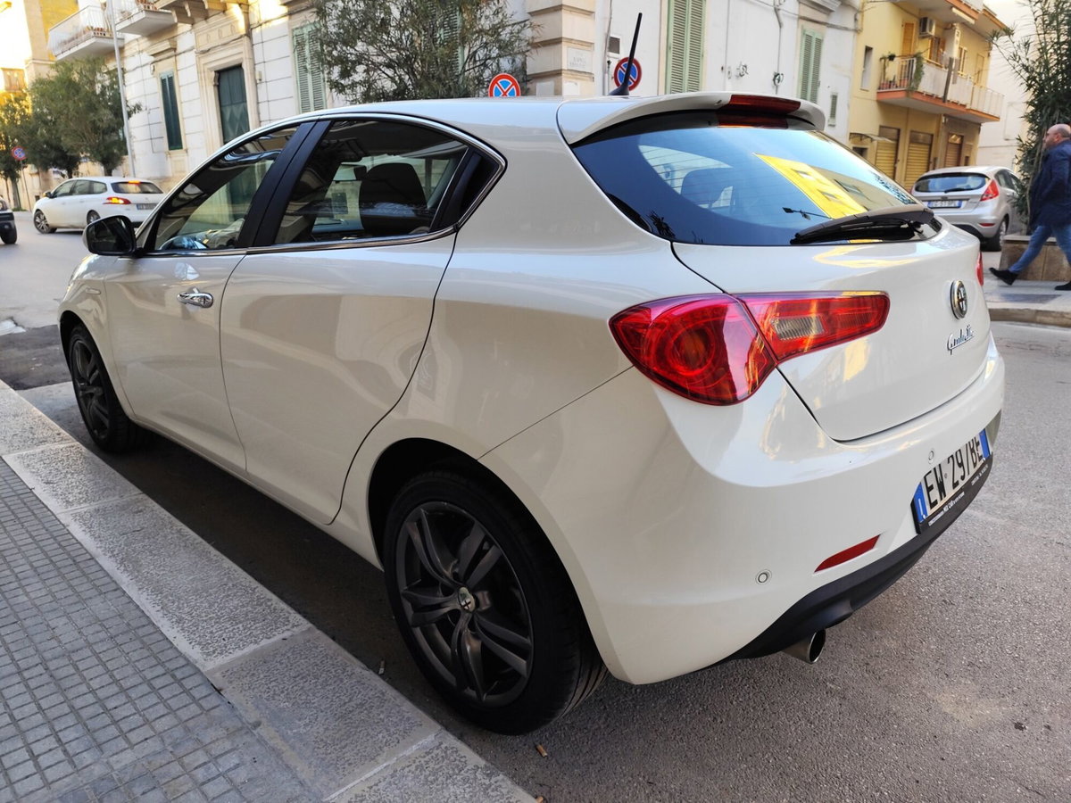 Alfa Romeo Giulietta 1.6 JTDm-2 Distinctive (10)
