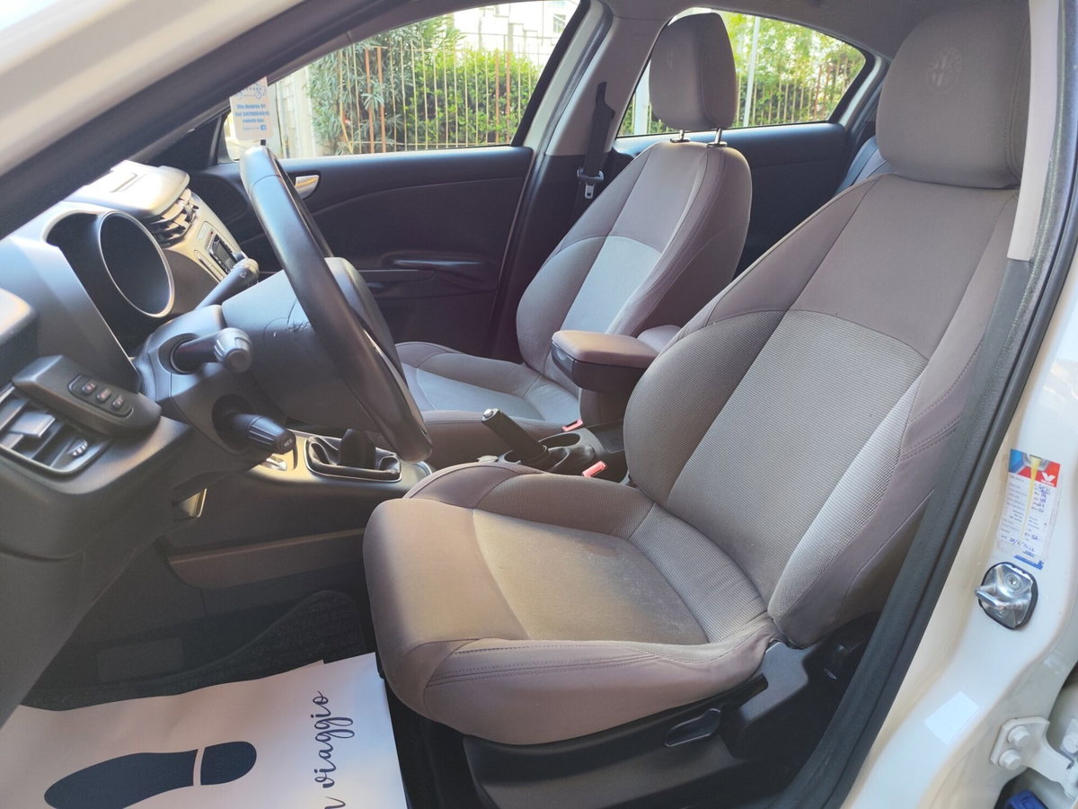 Alfa Romeo Giulietta 1.6 JTDm-2 Distinctive (11)