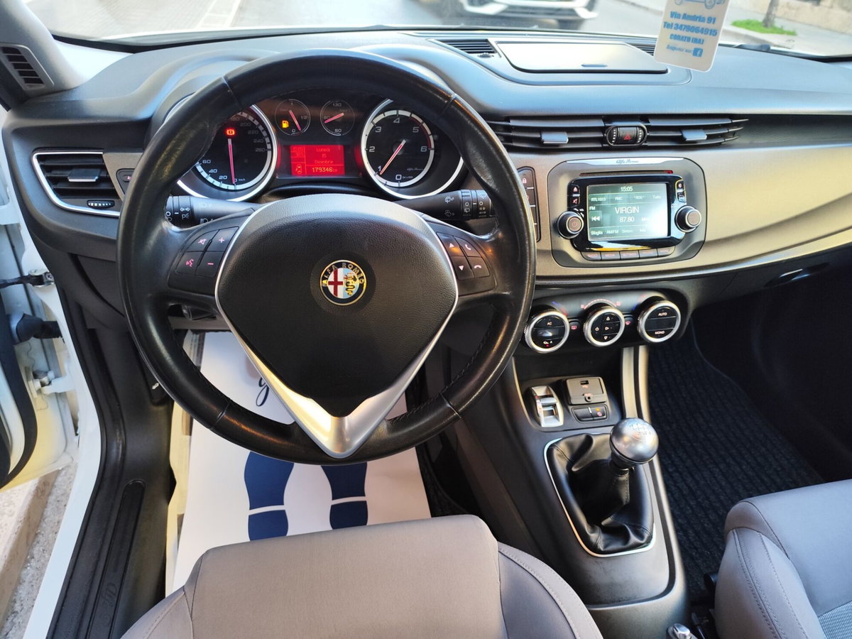 Alfa Romeo Giulietta 1.6 JTDm-2 Distinctive (12)