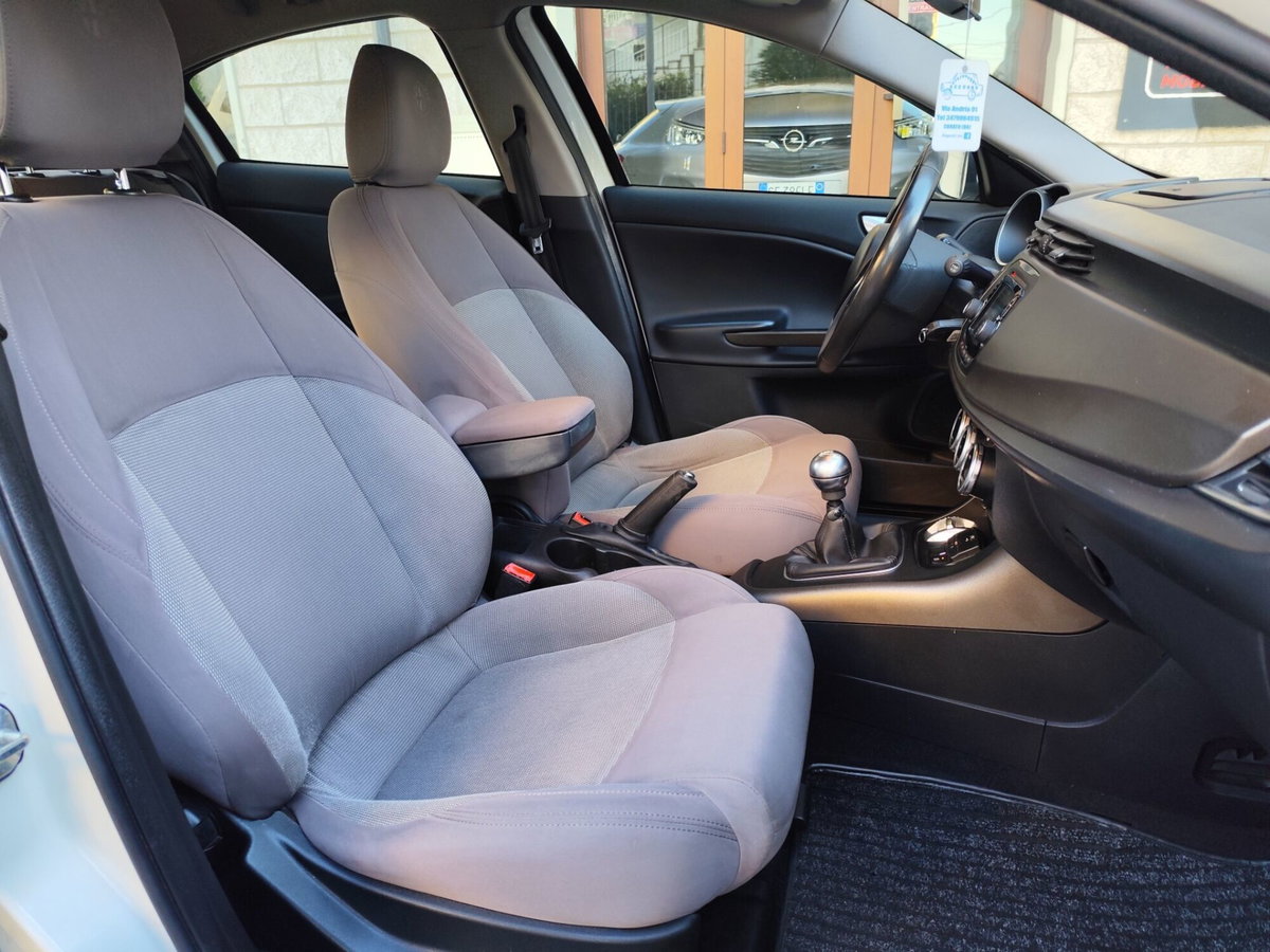 Alfa Romeo Giulietta 1.6 JTDm-2 Distinctive (14)