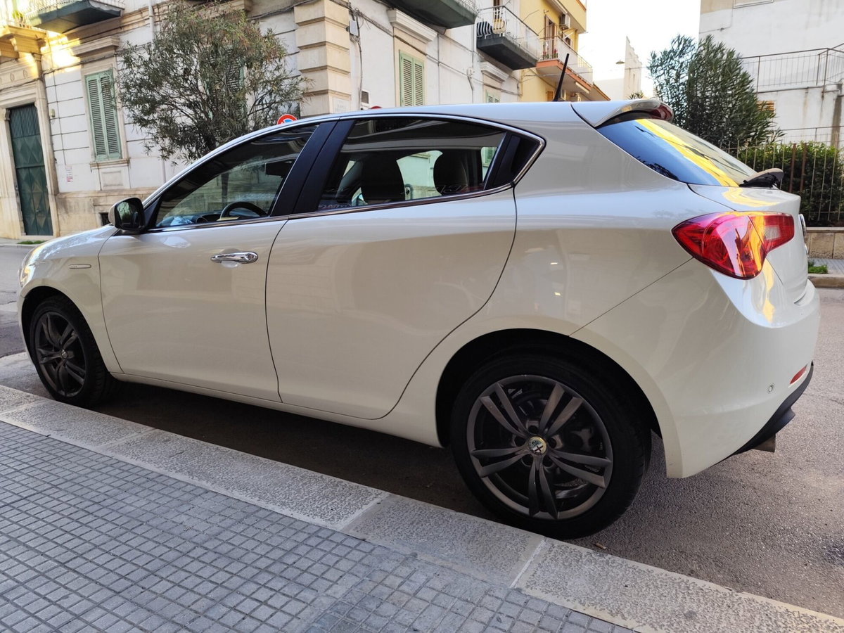 Alfa Romeo Giulietta 1.6 JTDm-2 Distinctive (8)