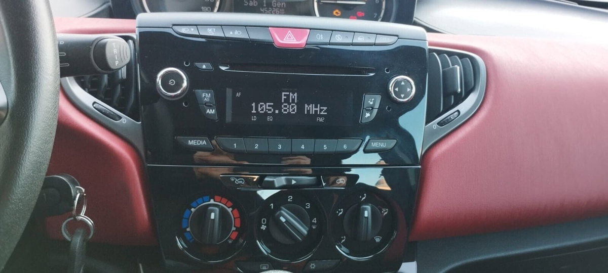 Lancia Ypsilon 1.2 69 CV 5 porte Gold (12)