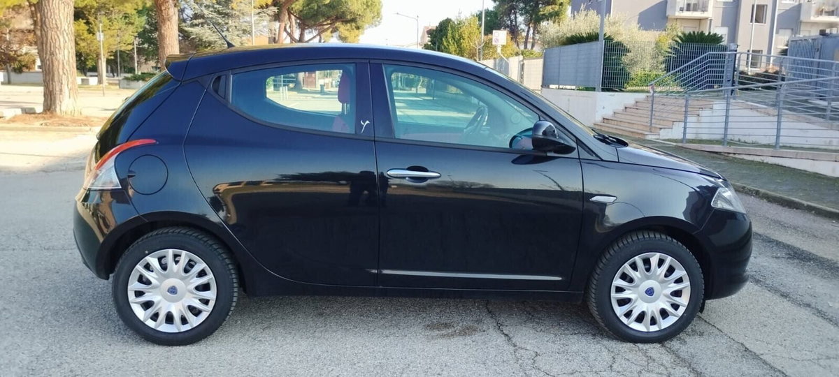 Lancia Ypsilon 1.2 69 CV 5 porte Gold (2)