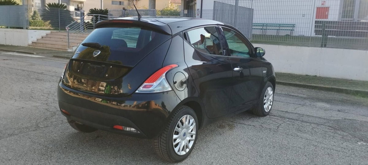 Lancia Ypsilon 1.2 69 CV 5 porte Gold (3)
