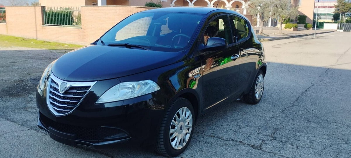 Lancia Ypsilon 1.2 69 CV 5 porte Gold (7)