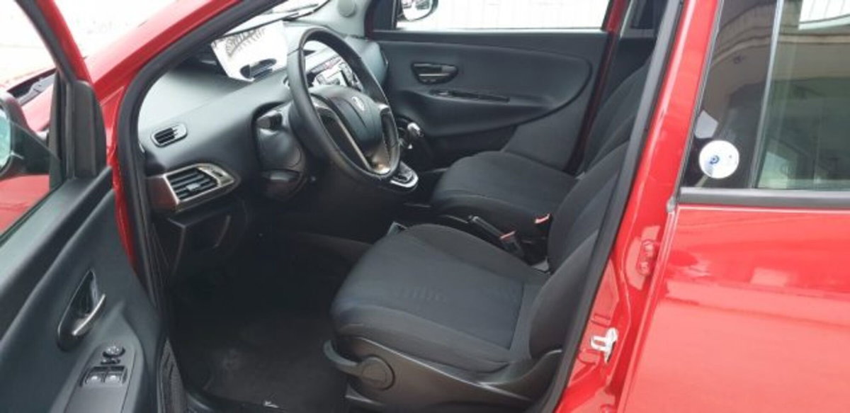Lancia Ypsilon 1.2 69 CV 5 porte GPL Ecochic Gold (4)