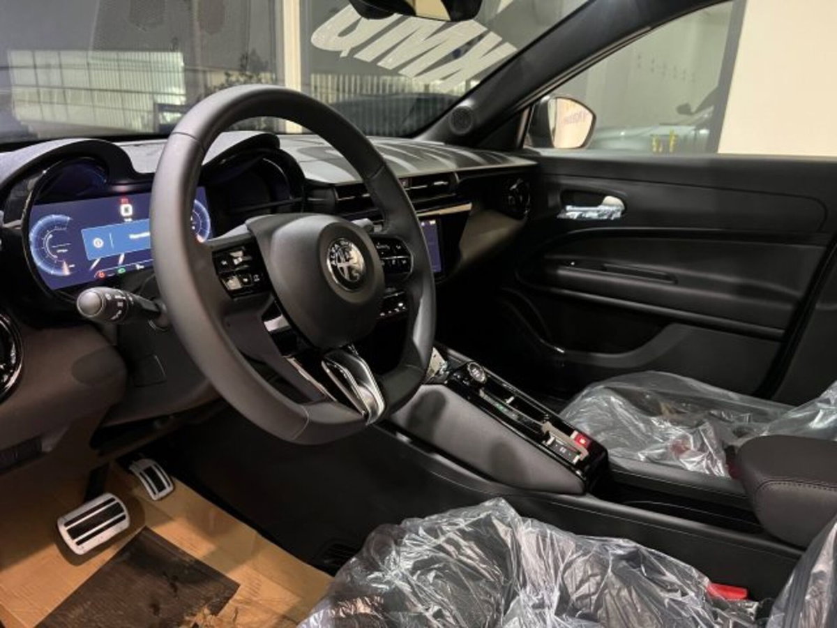 Alfa Romeo Junior 1.2 ibrida Speciale 145cv edct6 (14)