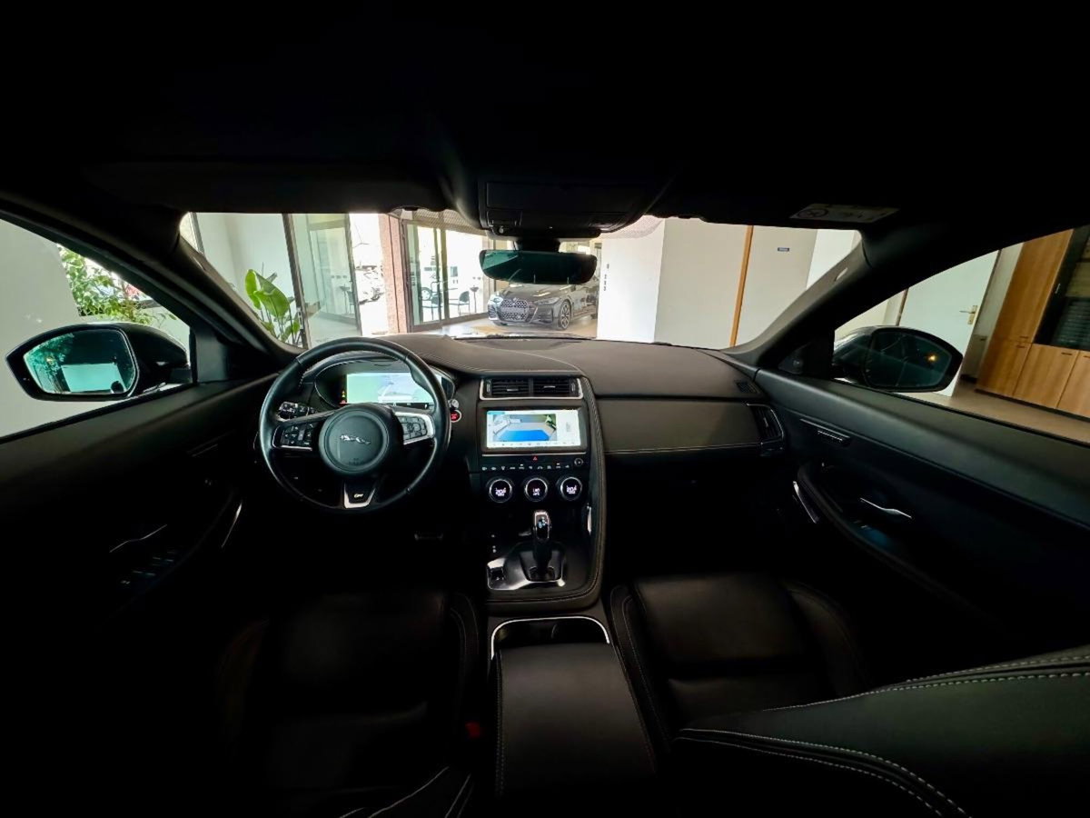 Jaguar E-Pace 2.0D 150 CV AWD aut. R-Dynamic SE (10)