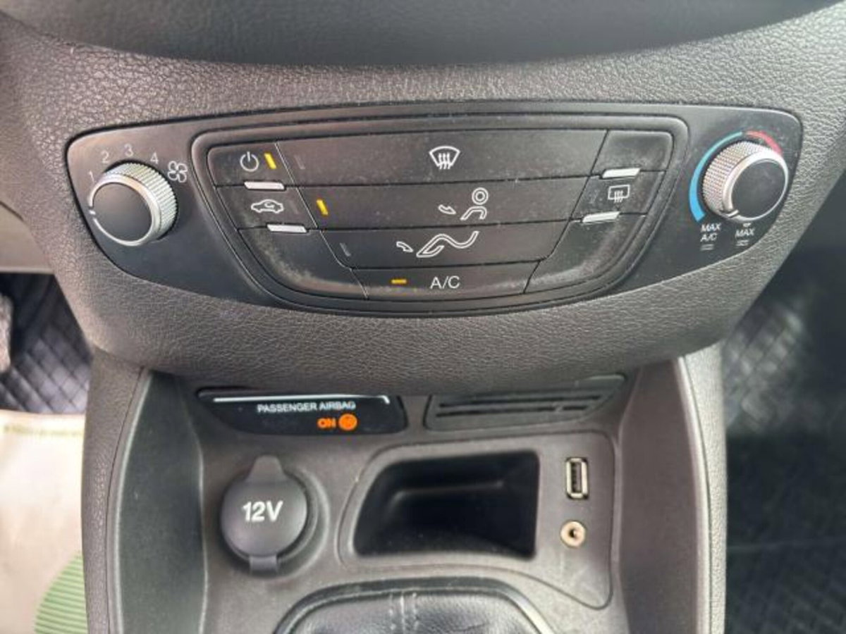 Ford Tourneo Courier 1.6 TDCI 95 CV Titanium (13)