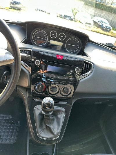 Lancia Ypsilon 1.2 69 CV 5 porte Gold (11)
