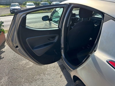 Lancia Ypsilon 1.2 69 CV 5 porte Gold (13)