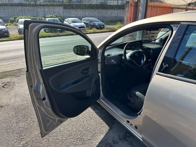 Lancia Ypsilon 1.2 69 CV 5 porte Gold (8)