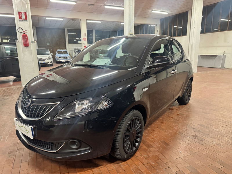 Lancia Ypsilon 1.0 FireFly 5 porte S&S Hybrid Ecochic Silver