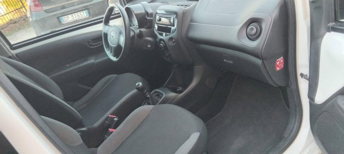 Toyota Aygo Connect 1.0 VVT-i 72 CV 5 porte x-cite (11)