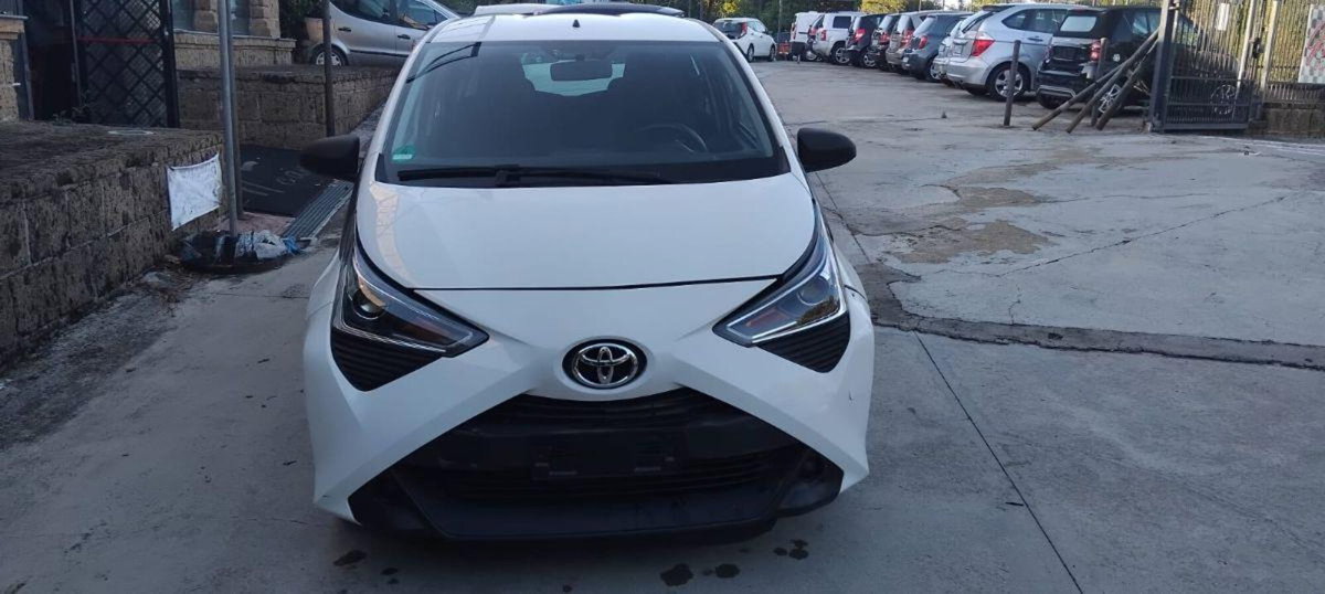 Toyota Aygo Connect 1.0 VVT-i 72 CV 5 porte x-cite (2)
