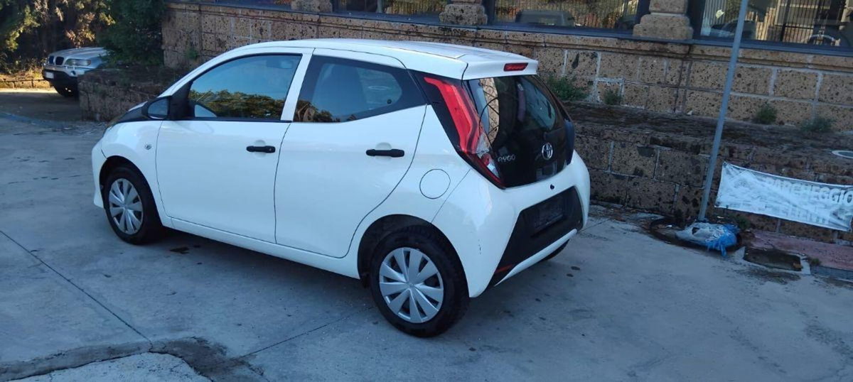 Toyota Aygo Connect 1.0 VVT-i 72 CV 5 porte x-cite (4)