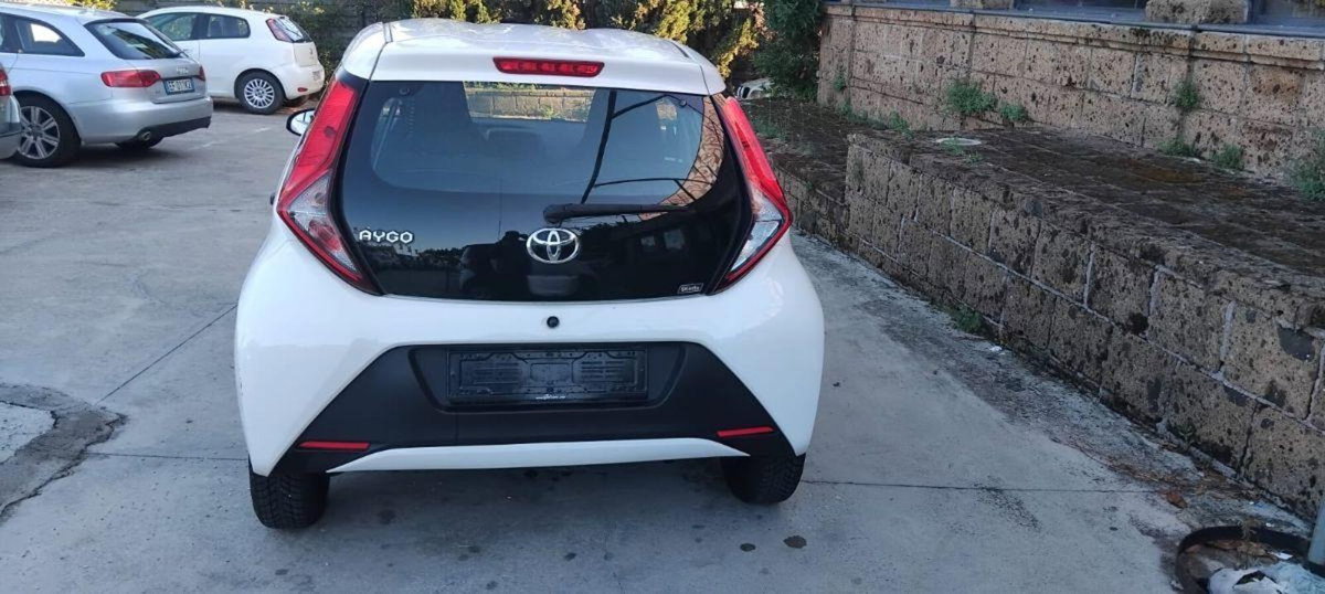 Toyota Aygo Connect 1.0 VVT-i 72 CV 5 porte x-cite (5)