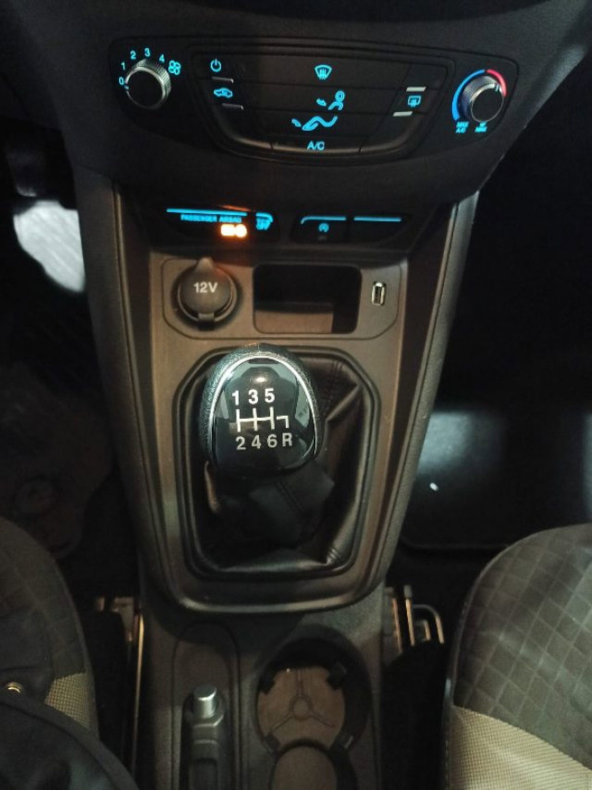 Ford Tourneo Courier 1.5 TDCI 75 CV Plus (16)
