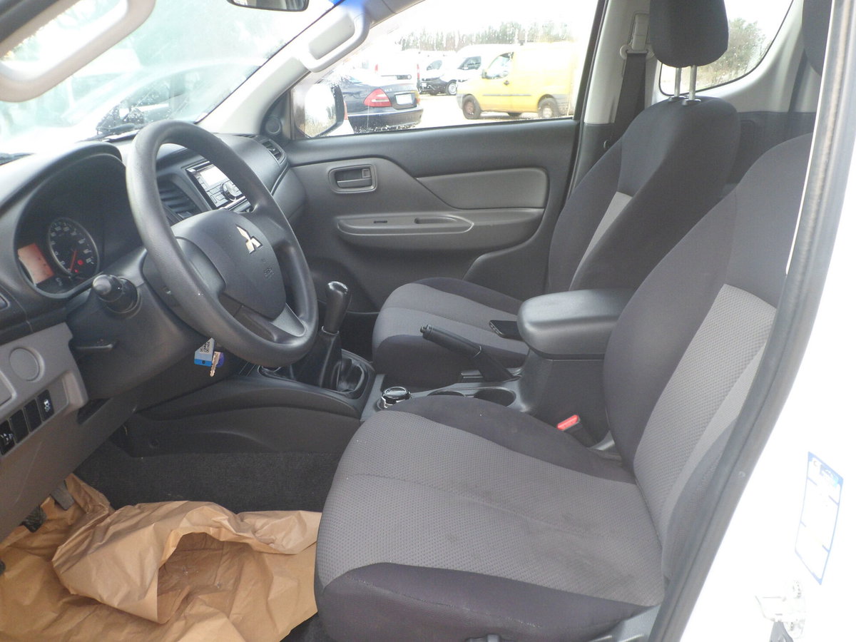 Mitsubishi L200 2.5 TD 4WD Club Cab Pick-up (10)