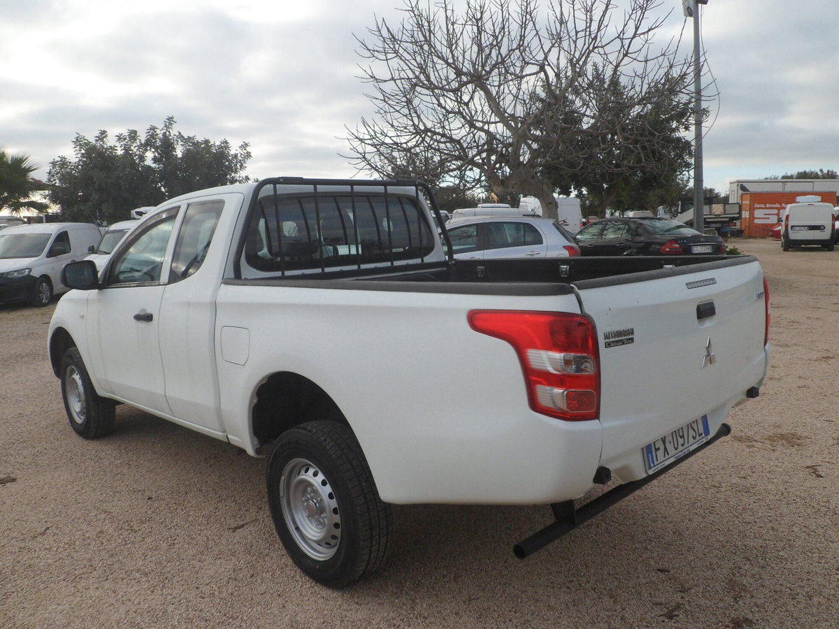 Mitsubishi L200 2.5 TD 4WD Club Cab Pick-up (4)