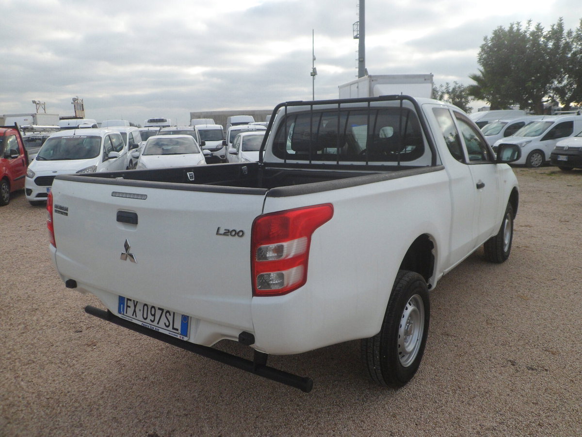 Mitsubishi L200 2.5 TD 4WD Club Cab Pick-up (5)