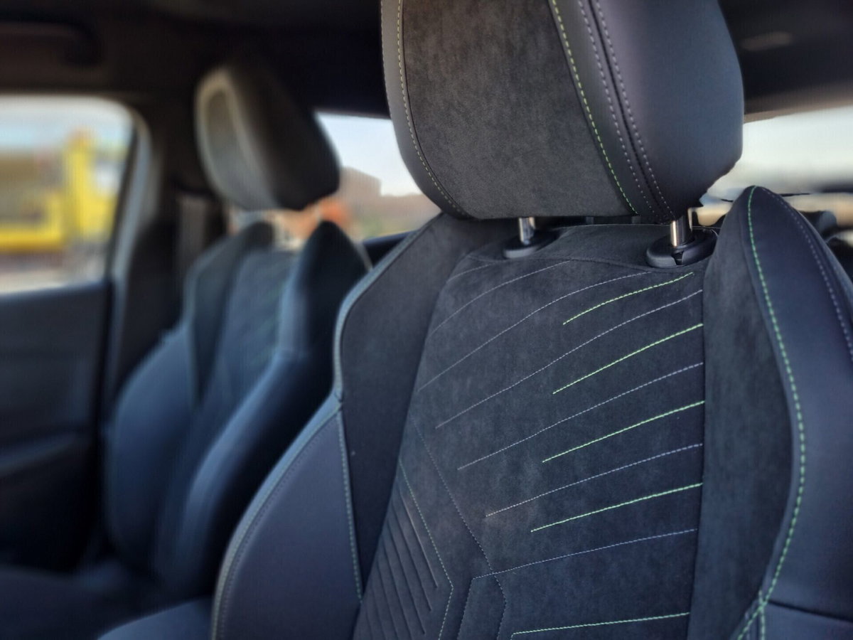 Peugeot 2008 PureTech 130 S&S EAT8 GT Pack (16)