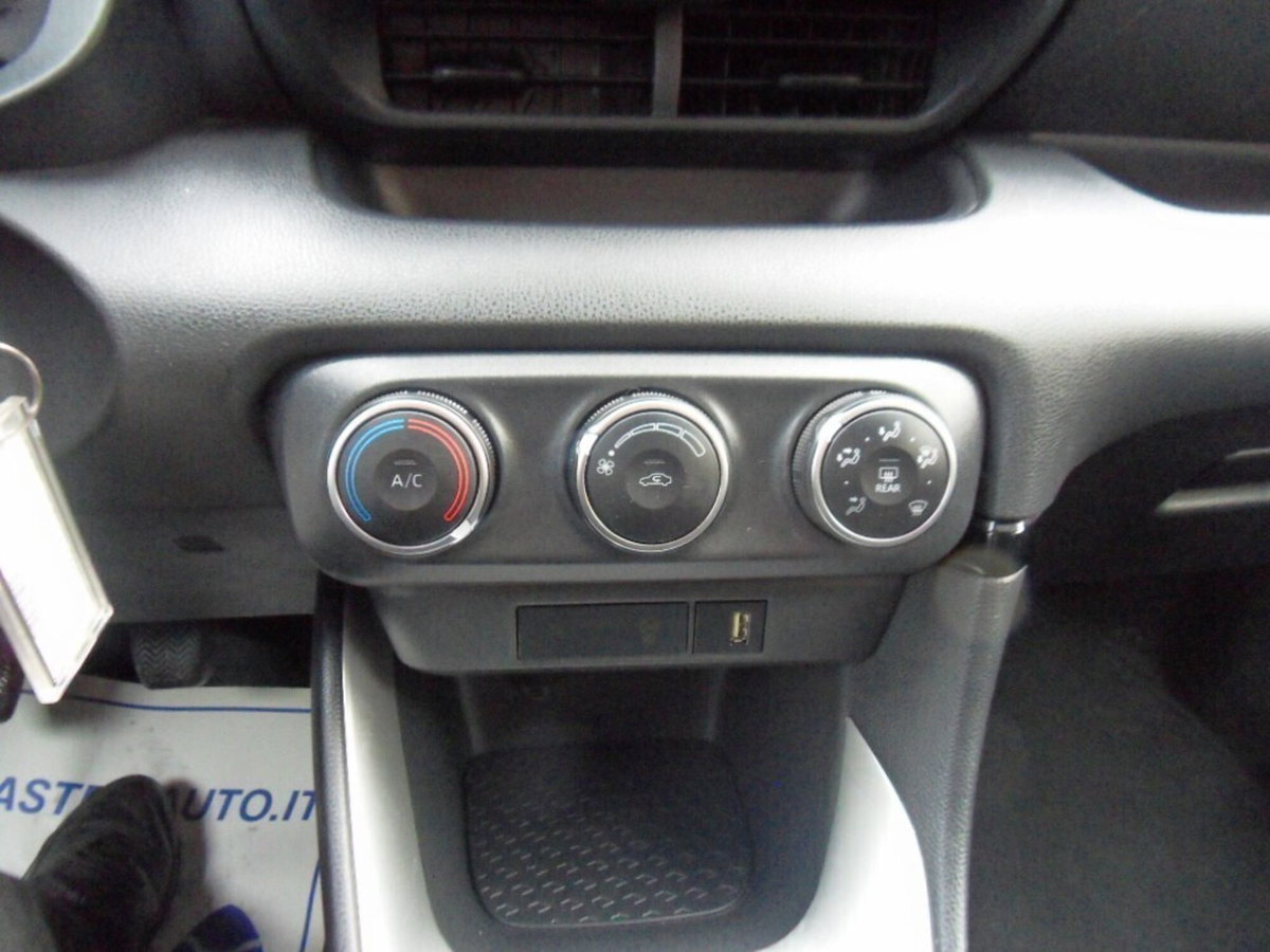 Toyota Yaris 1.0 5 porte Active (10)