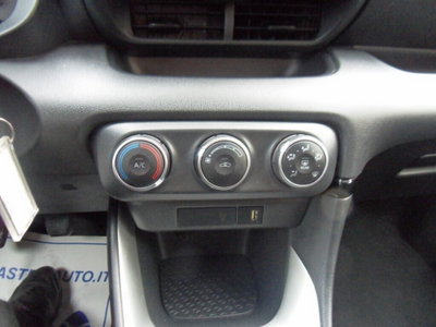 Toyota Yaris 1.0 5 porte Active (10)