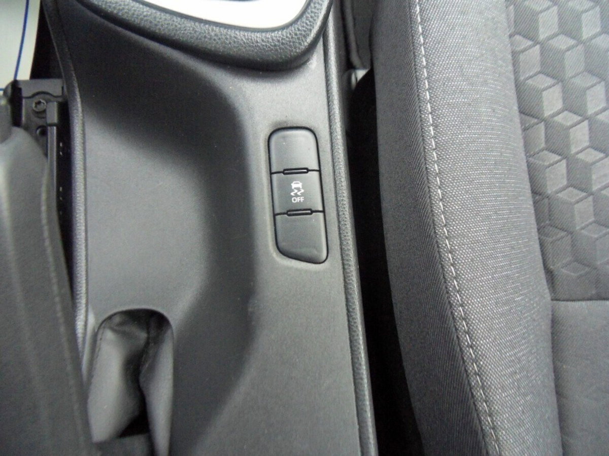 Toyota Yaris 1.0 5 porte Active (11)