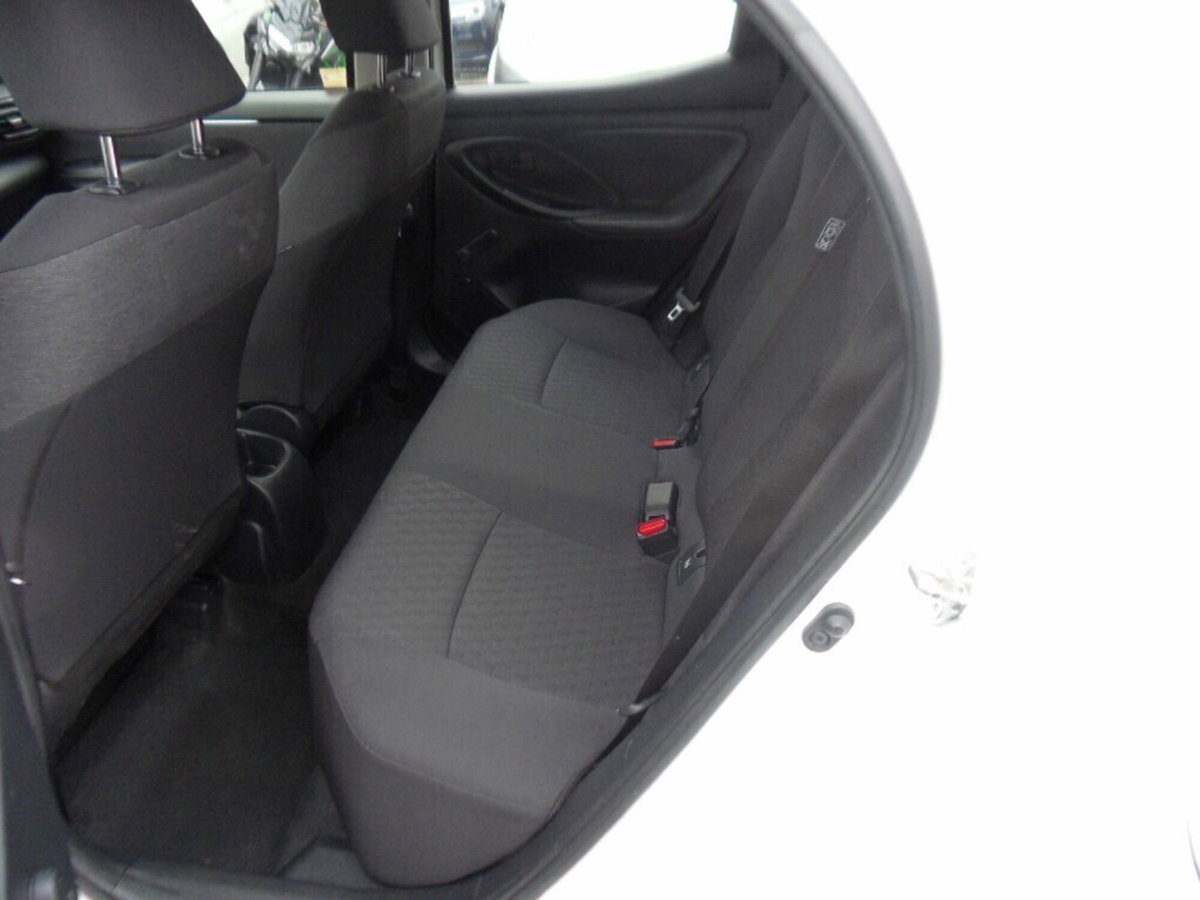 Toyota Yaris 1.0 5 porte Active (12)