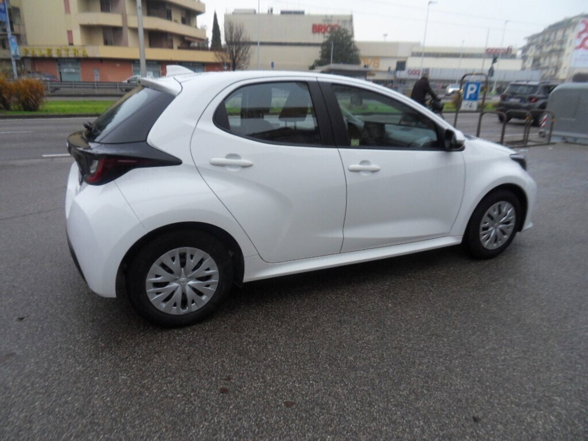 Toyota Yaris 1.0 5 porte Active (3)