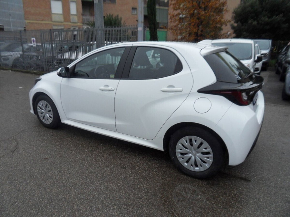 Toyota Yaris 1.0 5 porte Active (4)
