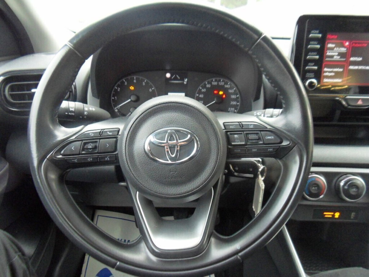 Toyota Yaris 1.0 5 porte Active (5)