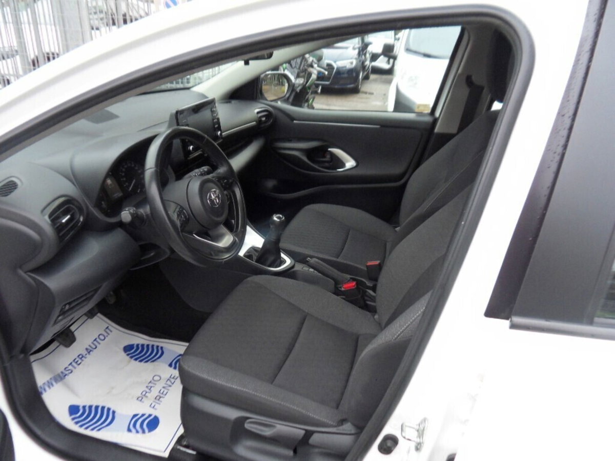 Toyota Yaris 1.0 5 porte Active (8)